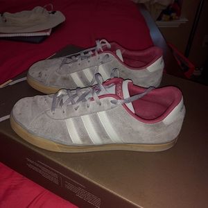 Adidas lowtop casual shoe